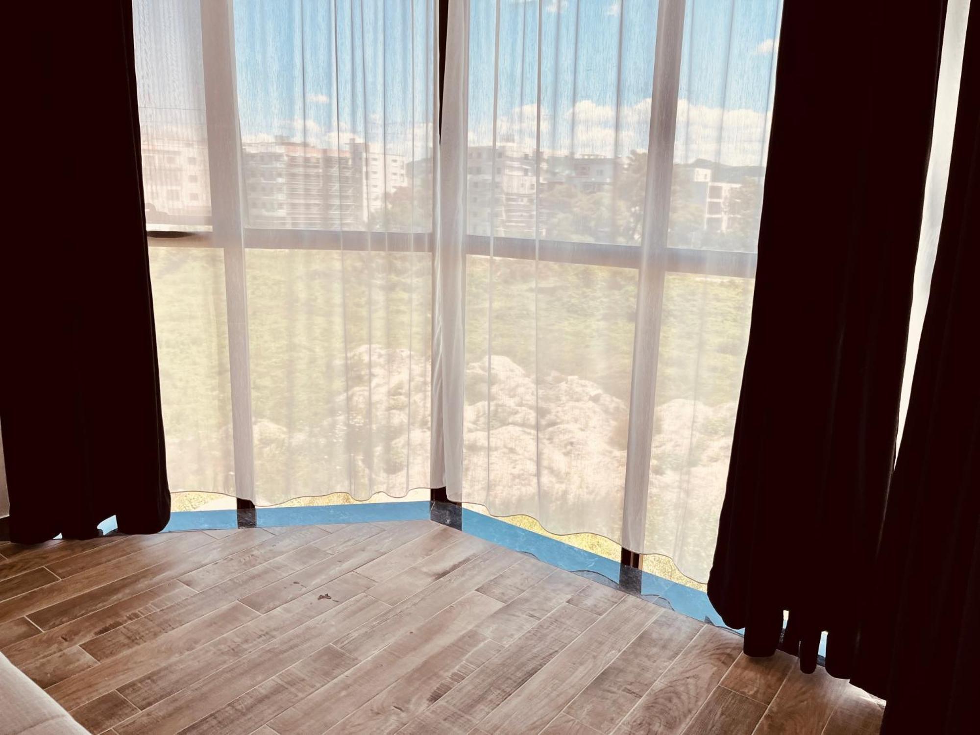 Family Tree - Quiet Area - Self Check In Aparthotel Golem  Exterior foto